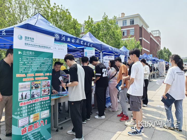 学生在展位前咨询_副本
